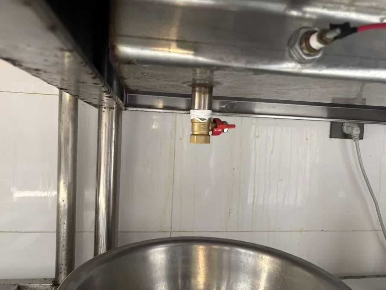 保温餐车更换维修下水铜阀餐