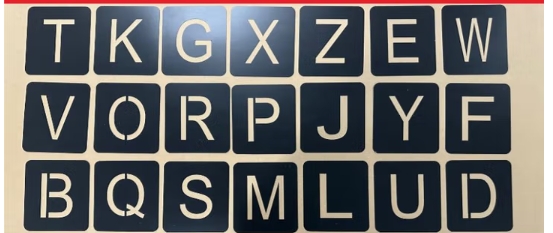 字母喷漆板