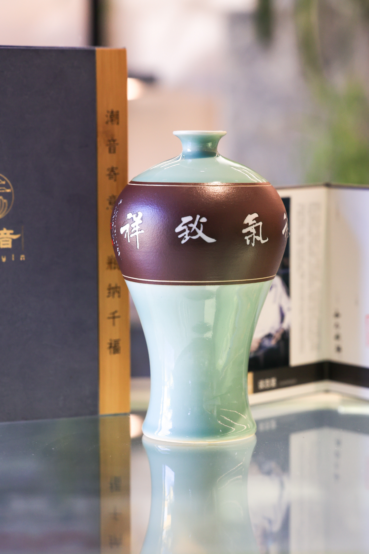 纳福青瓷瓶
